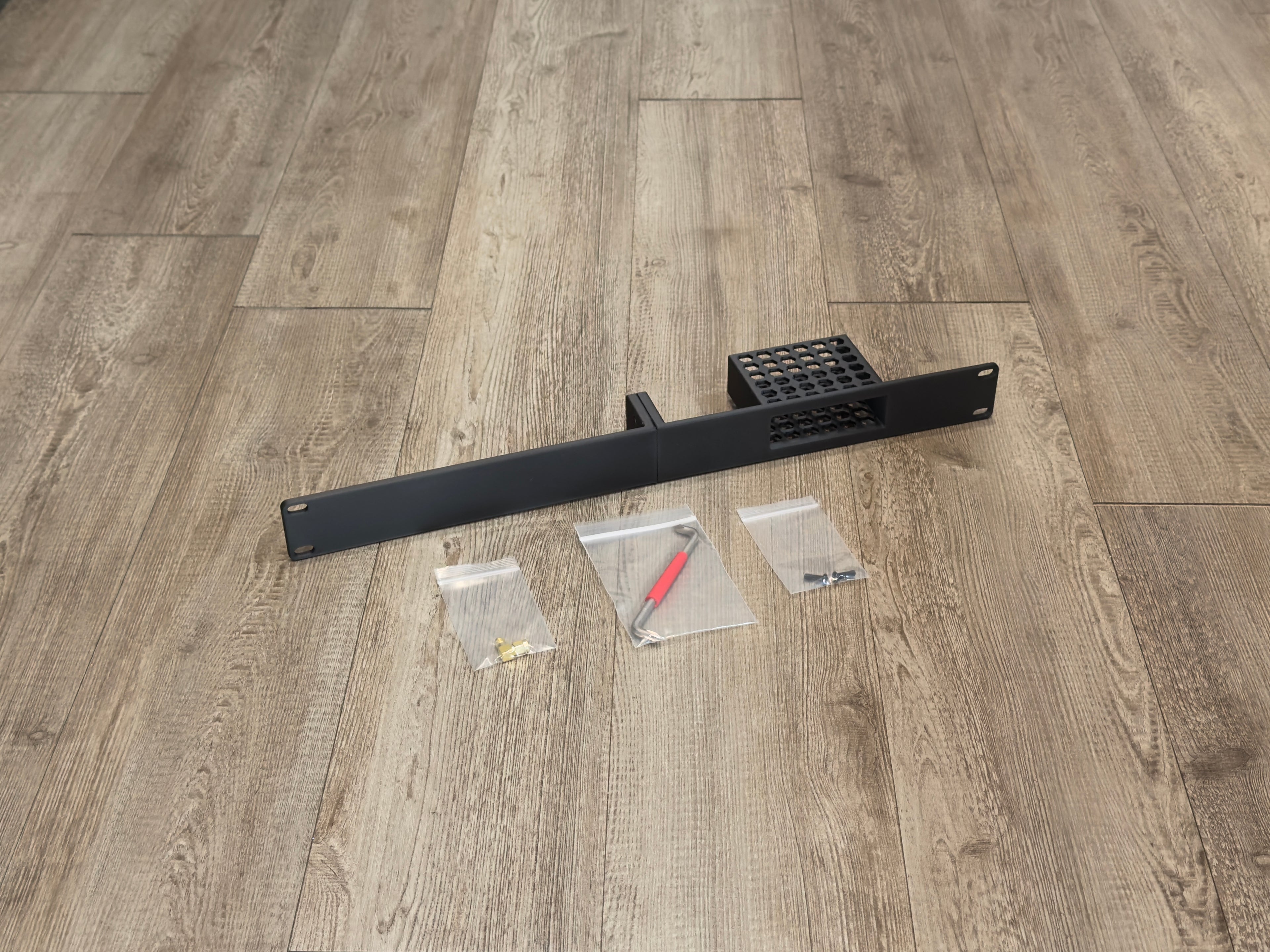 Ubiquiti UniFi SuperLink Full 1U Rack Mount & 90 degree SMA Adapter UP-SuperLink