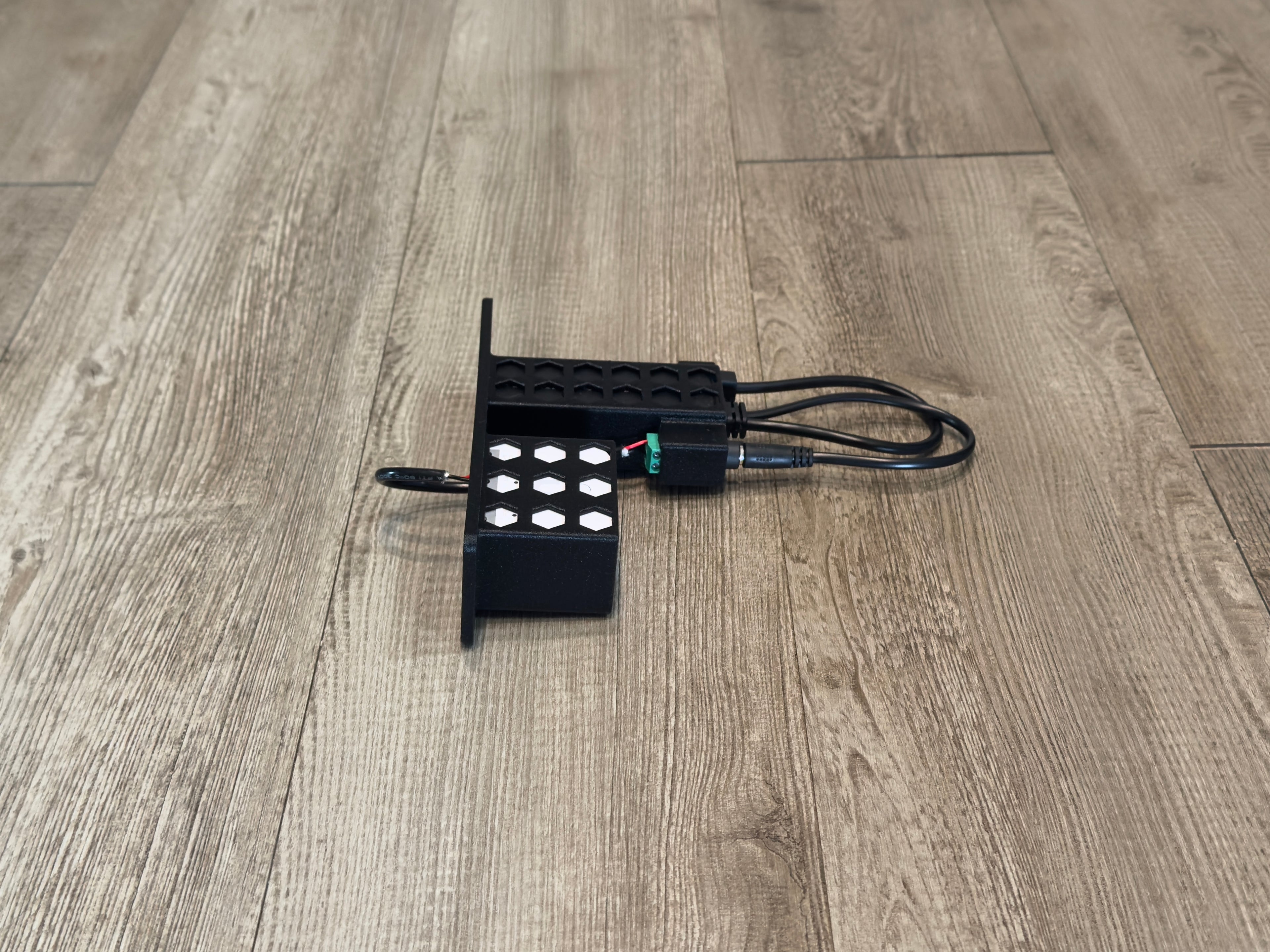 Ubiquiti Relay 1U Rack Mount with PoE Injector Carbon Fiber Mount (usl-relay)