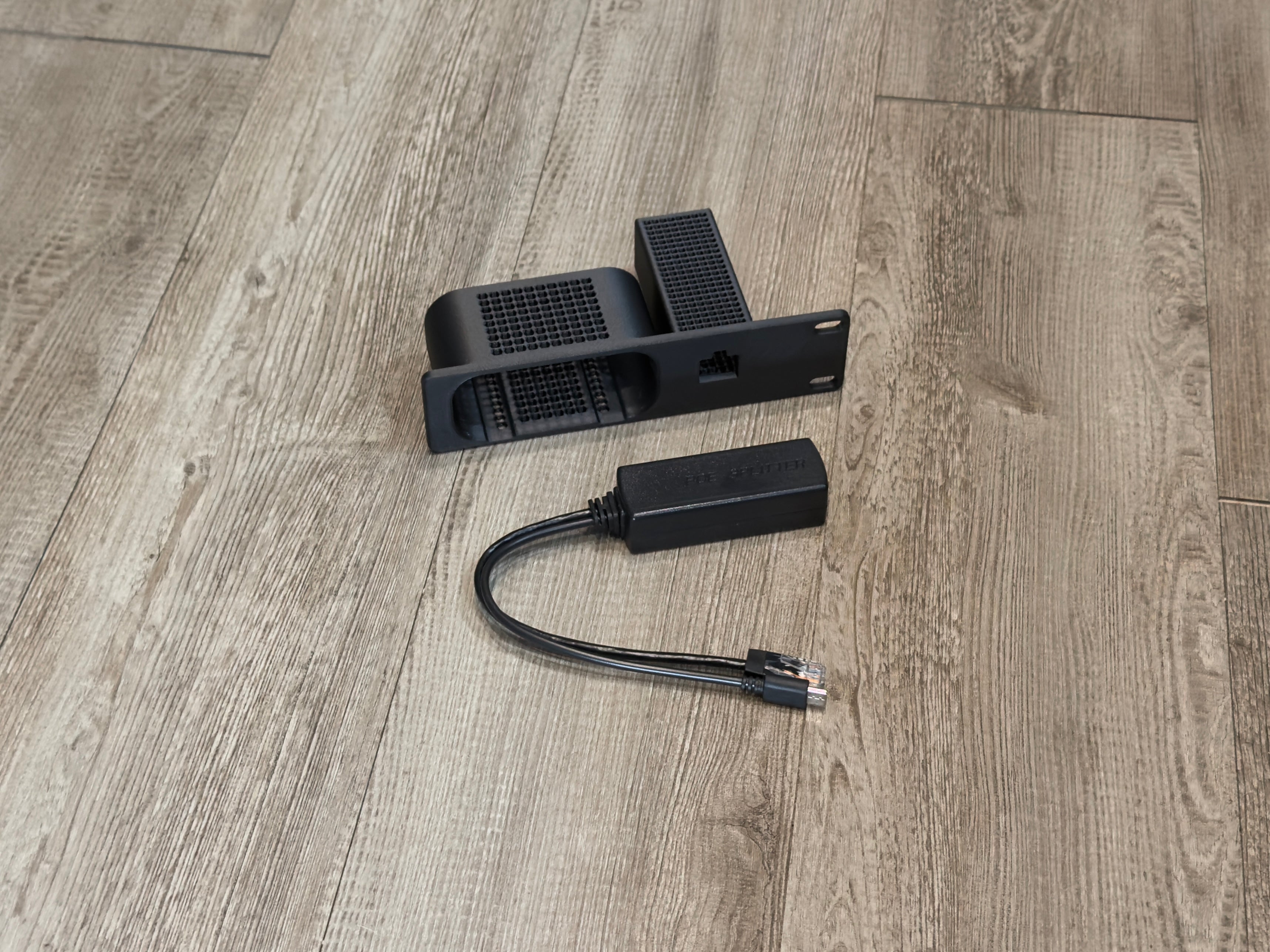 GLiNet Comet Pro Carbon Fiber Infused 1U Rack Mount with PoE Splitter (GL-RM10)