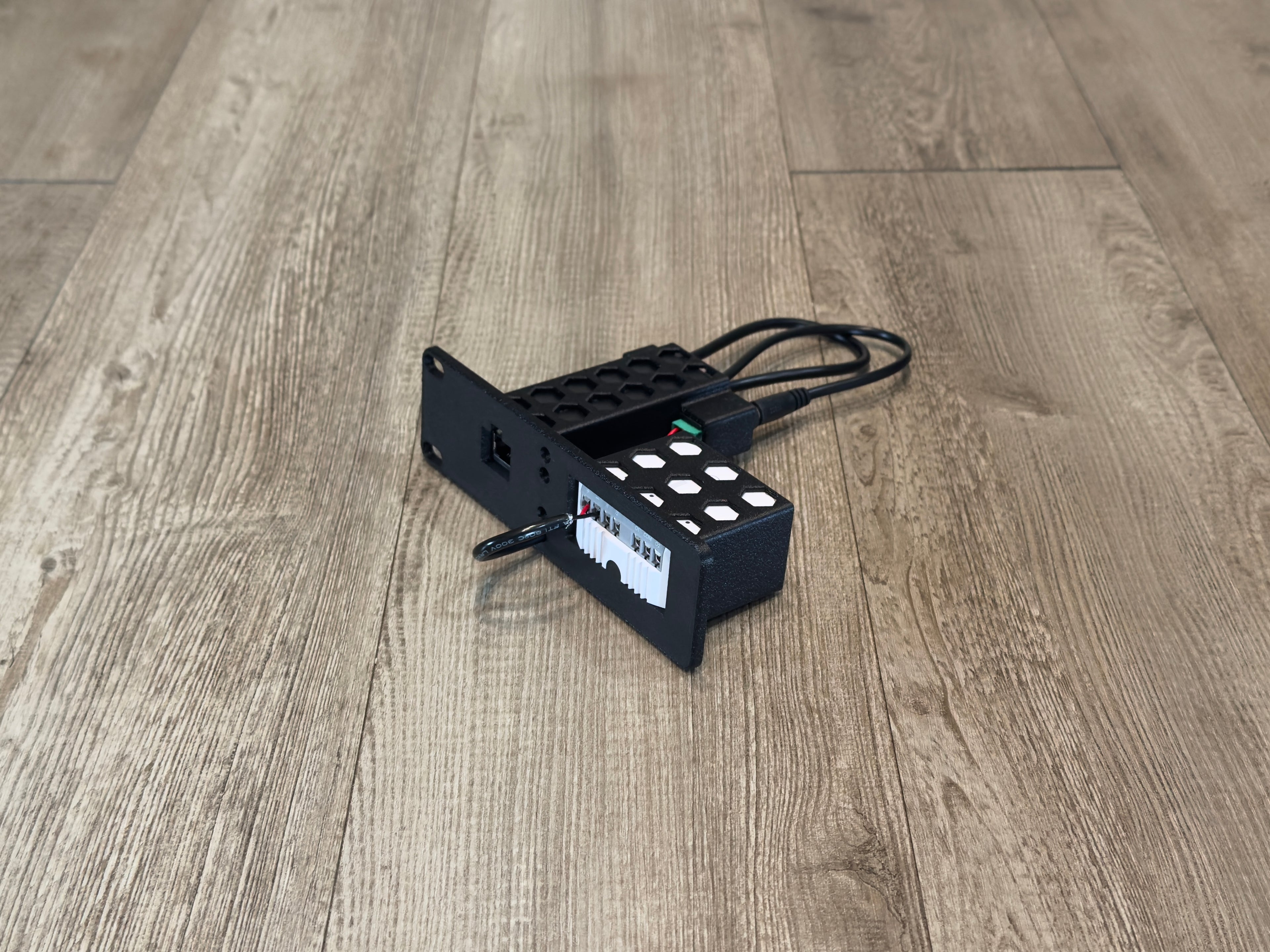 Ubiquiti Relay 1U Rack Mount with PoE Injector Carbon Fiber Mount (usl-relay)
