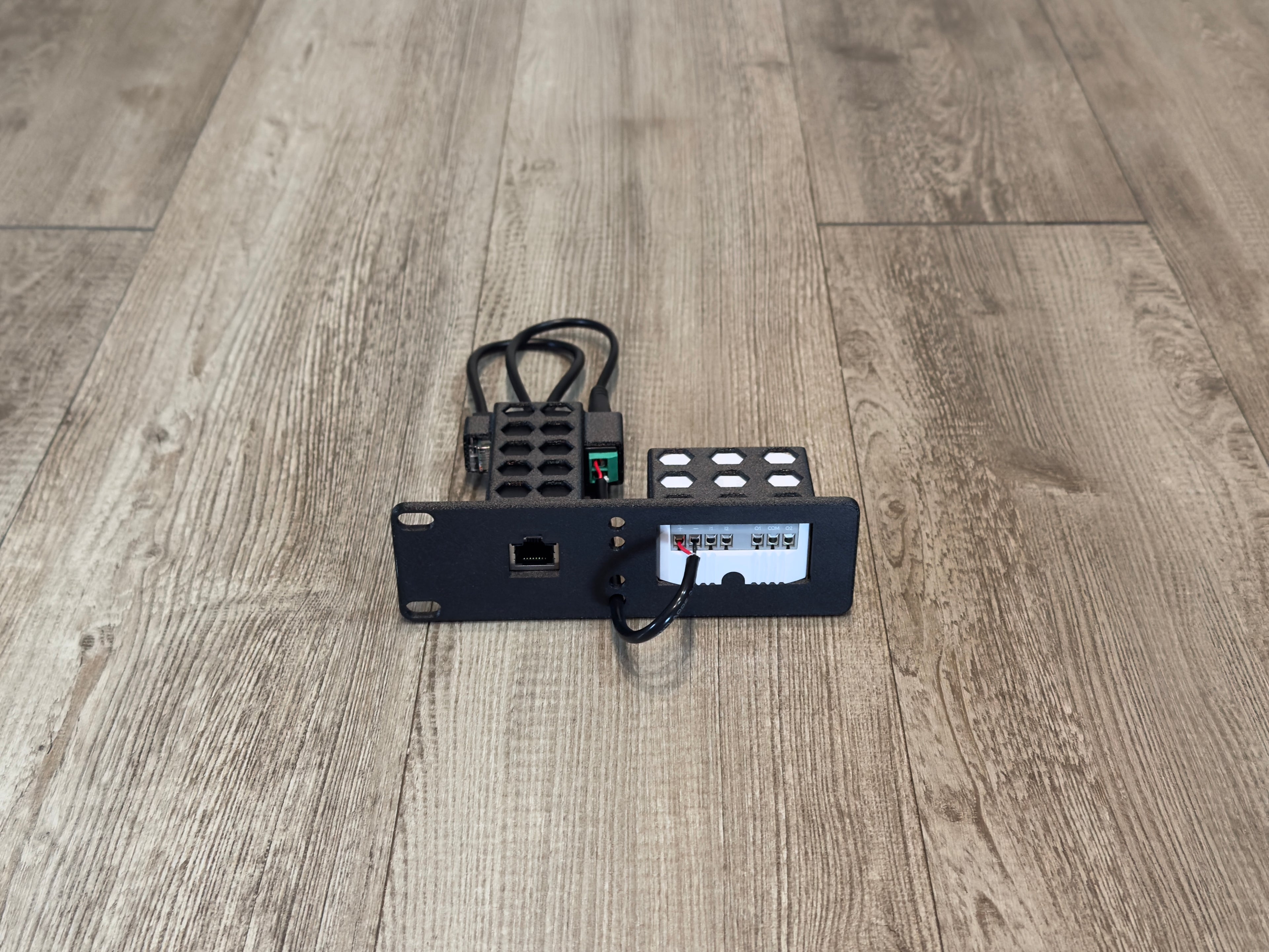 Ubiquiti Relay 1U Rack Mount with PoE Injector Carbon Fiber Mount (usl-relay)