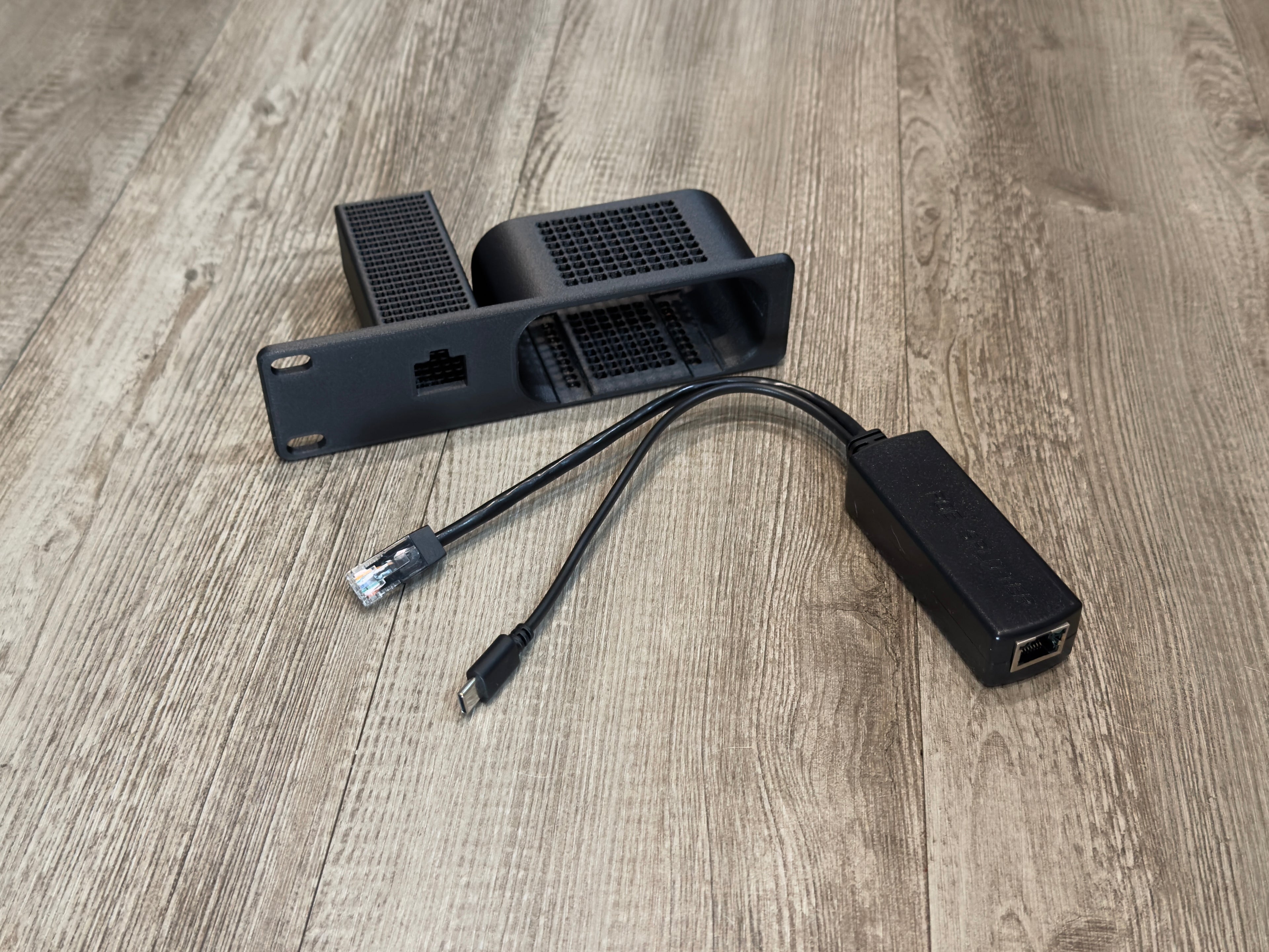 GLiNet Comet Pro Carbon Fiber Infused 1U Rack Mount with PoE Splitter (GL-RM10)