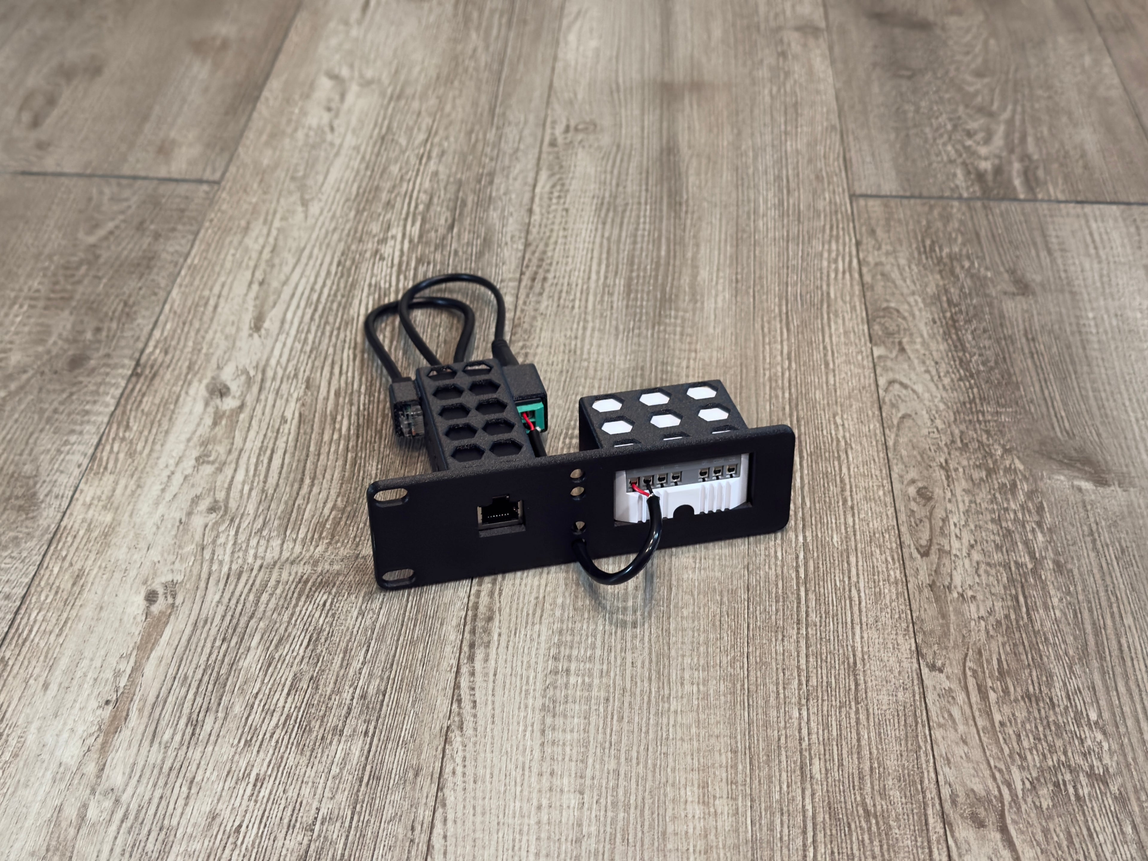 Ubiquiti Relay 1U Rack Mount with PoE Injector Carbon Fiber Mount (usl-relay)
